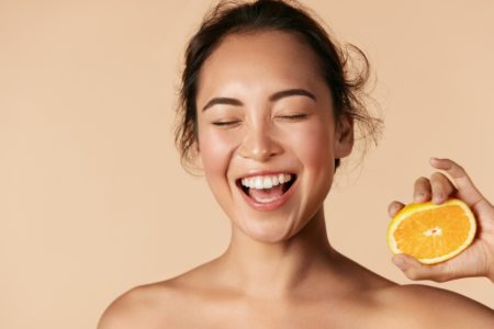 Vitamin-C-fuer-eine-strahlende-Haut