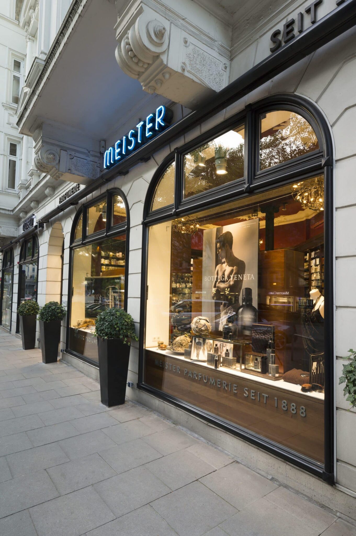 Ogaenics Haendler Parfum bei Meister in Hamburg Ogaenics Haendler Parfum bei Meister in Hamburg