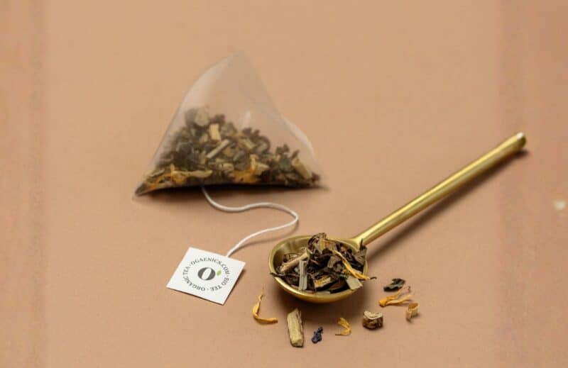 Ogaenics-PDP_Moodbilder_Tea-for-good-vibes-bio-kraeutertee-ashwagandha-tulsi-entspannung (4)